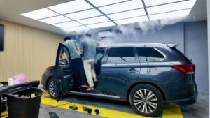 Kỹ thuật viên thành phát đang dán phim cách nhiệt cho khách