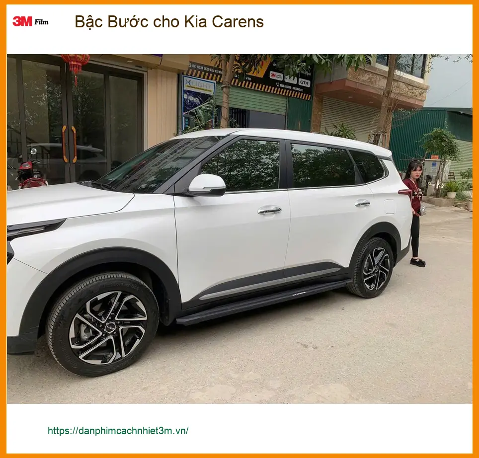 Chị Thanh Trà lắp Bậc Bước cho Kia Carens tại Quận 12 để lên xuống tiện hơn