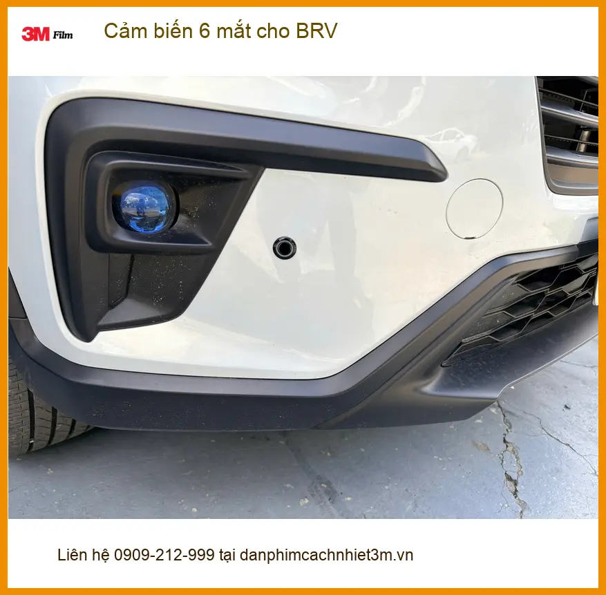 Chú Phong lắp cảm biến 6 mắt cho Honda BRV tại Quận 12 giúp lùi xe an toàn hơn