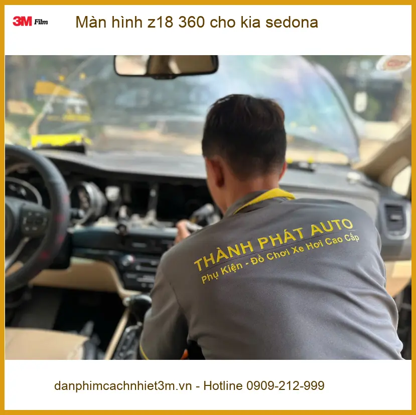 Anh Nhật Minh nâng cấp màn hình Z18 360 cho Kia Sedona tại Quận 2 để đậu xe dễ hơn