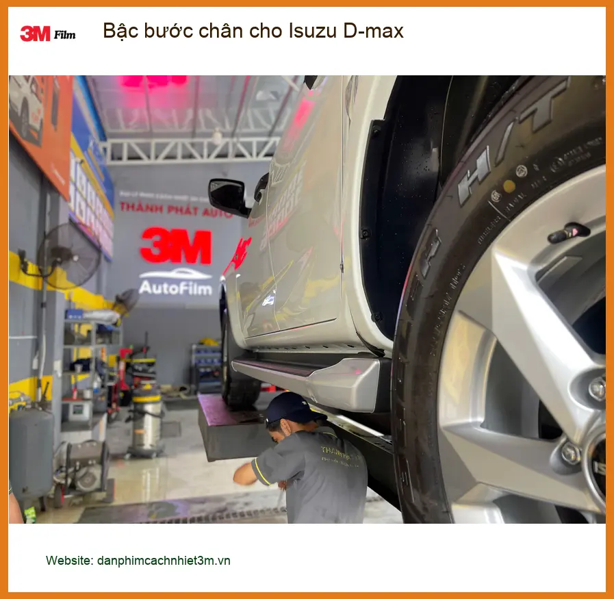 Anh Minh lắp bậc bước chân cho Isuzu D-max tại Bình Chánh để tiện lên xuống
