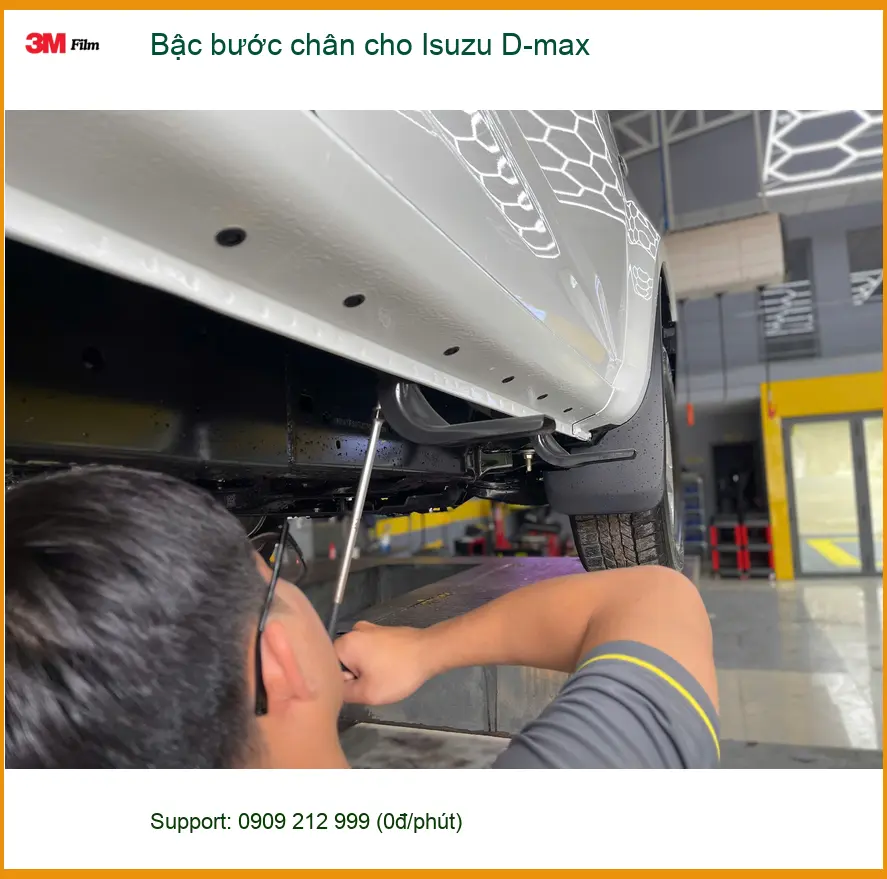 Anh Khang lắp bậc bước chân cho Isuzu D-max tại Quận 6 để tiện lợi cho gia đình