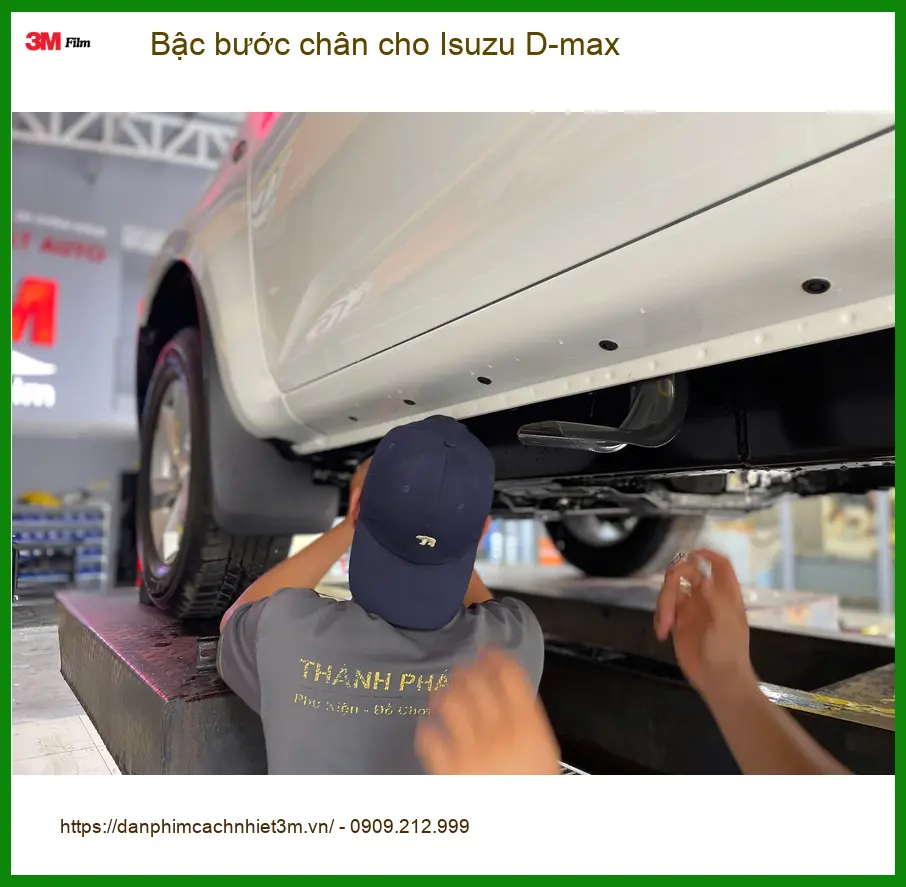 Anh Quang lắp bậc bước chân cho Isuzu D-max tại Quận 8 để lên xuống xe an toàn ảnh thực tế 2