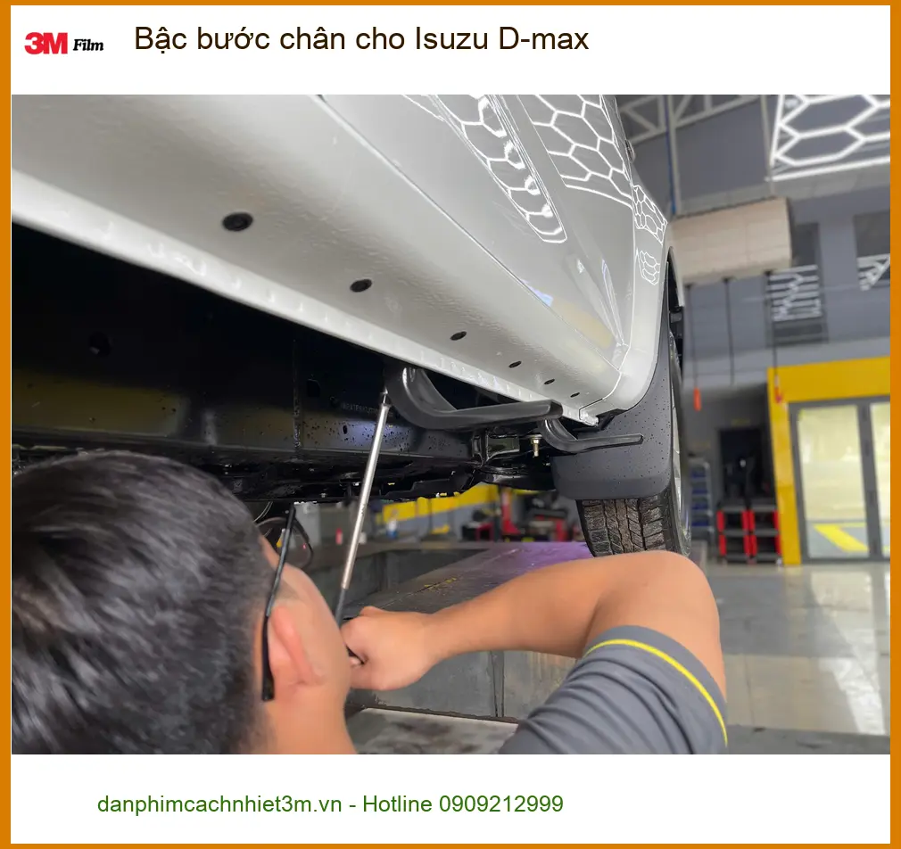 Anh Khoa lắp bậc bước chân cho Isuzu D-max tại Quận 1 cho xe thêm vững chãi ảnh thực tế 2