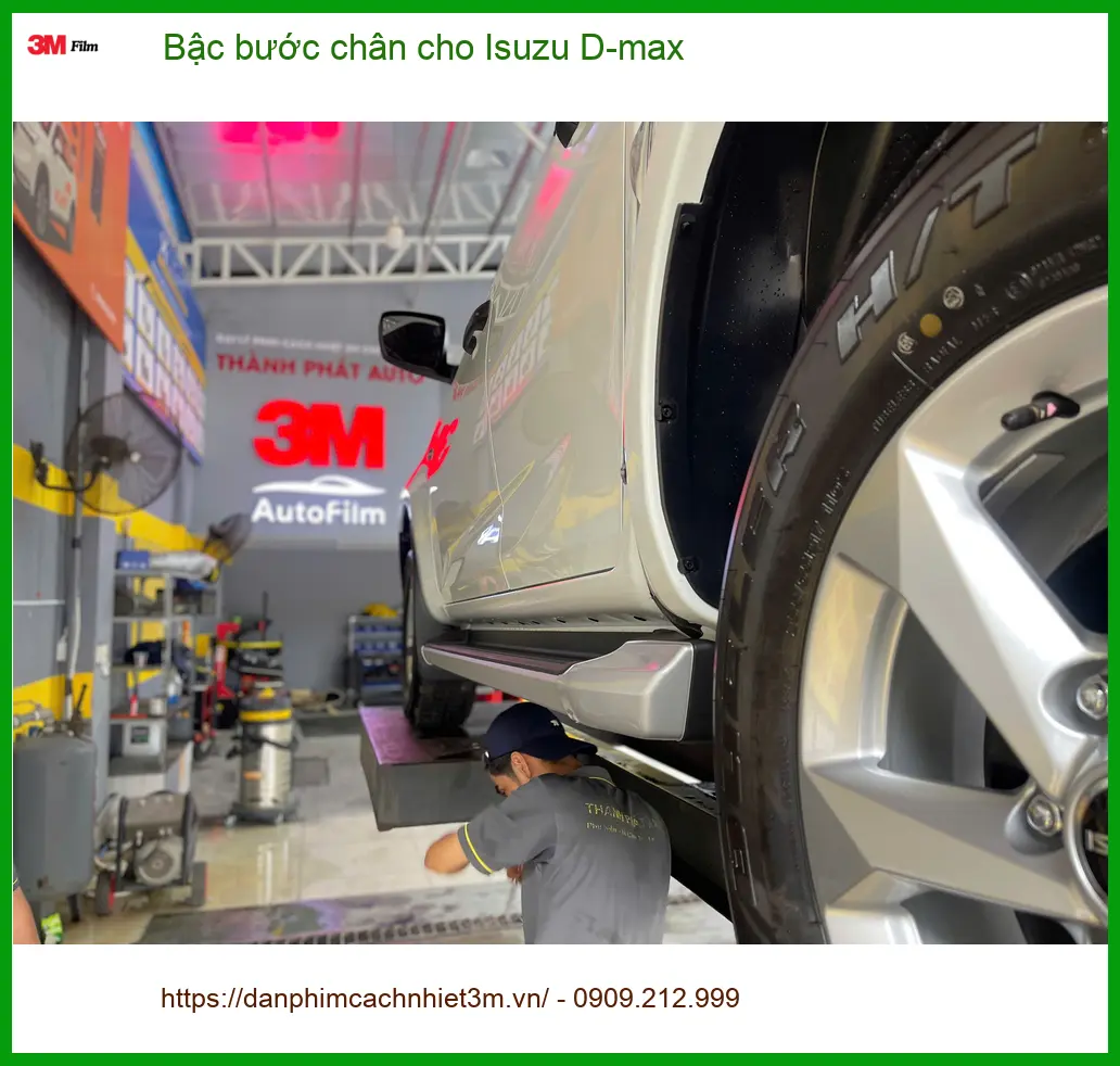 Anh Quang lắp bậc bước chân cho Isuzu D-max tại Quận 8 để lên xuống xe an toàn ảnh thực tế 3