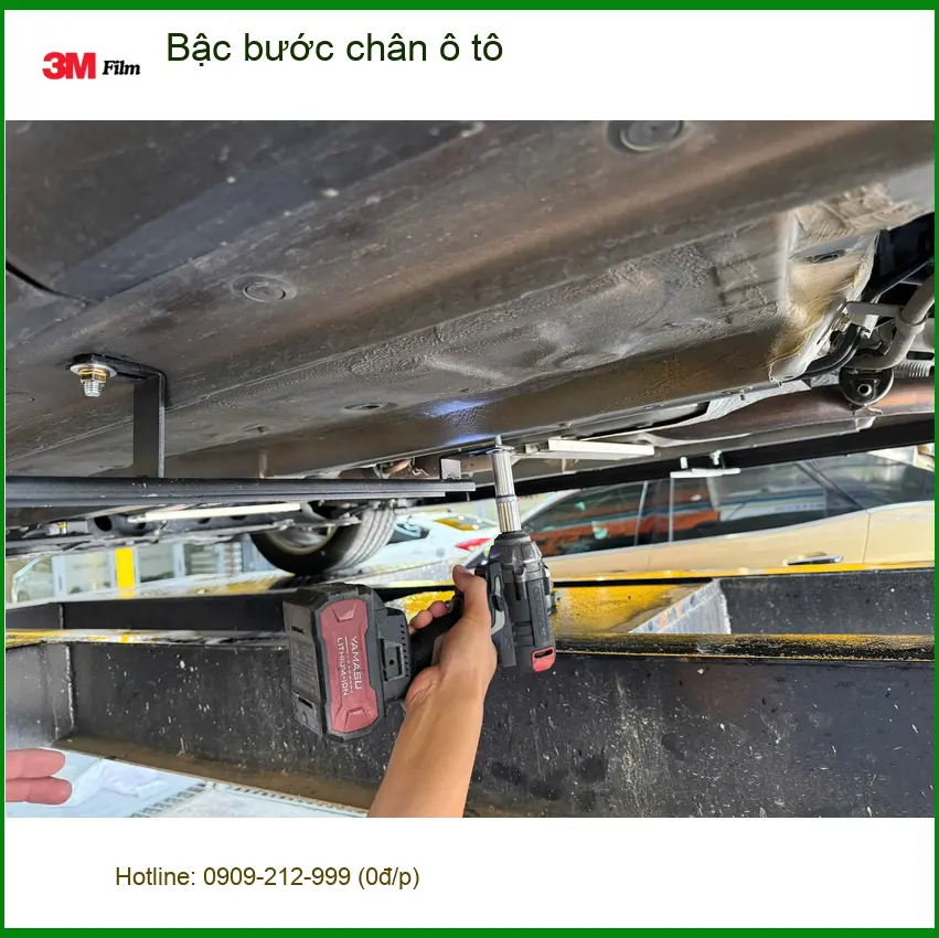 Cô Lan Anh lắp bậc bước chân ô tô Hyundai Santa Fe ở Bình Thạnh ảnh thực tế 3