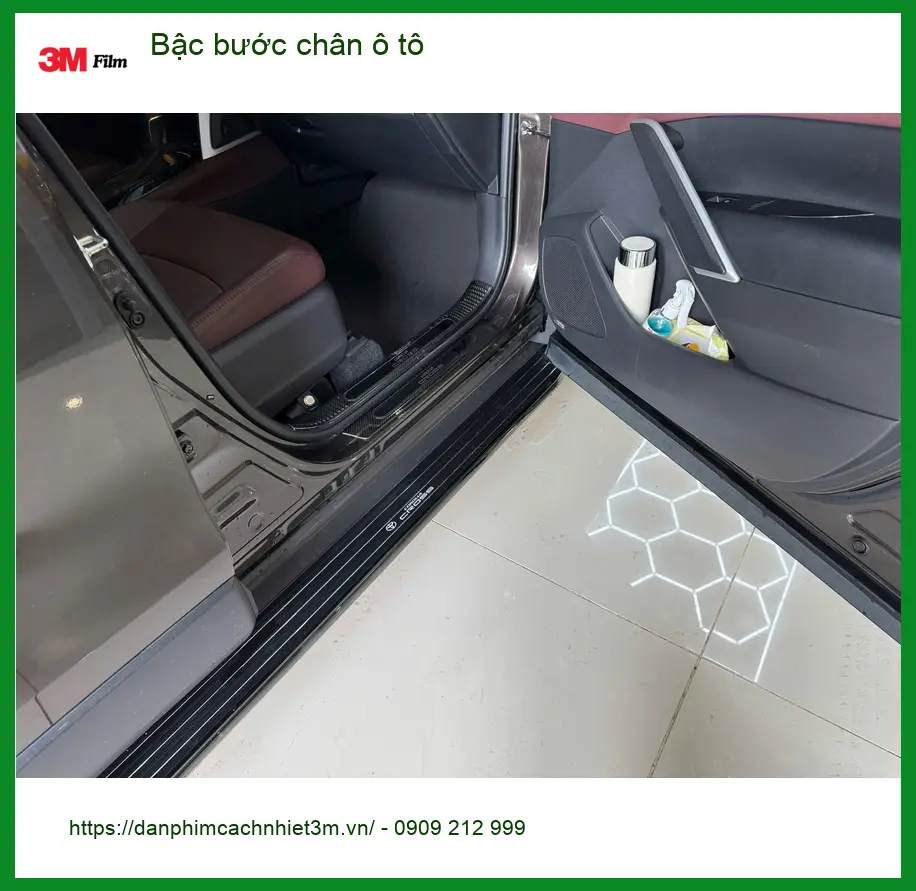 Cô Lan Anh lắp bậc bước chân ô tô Hyundai Santa Fe ở Bình Thạnh ảnh thực tế 4