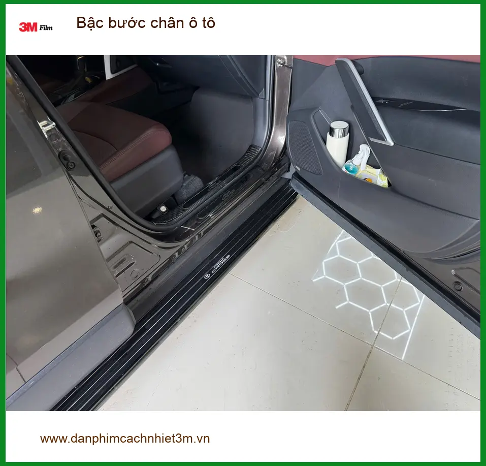 Anh Tùng lắp bậc bước chân ô tô VinFast Lux A2.0 Quận 12 để tiện lên xuống xe hơn ảnh thực tế 4