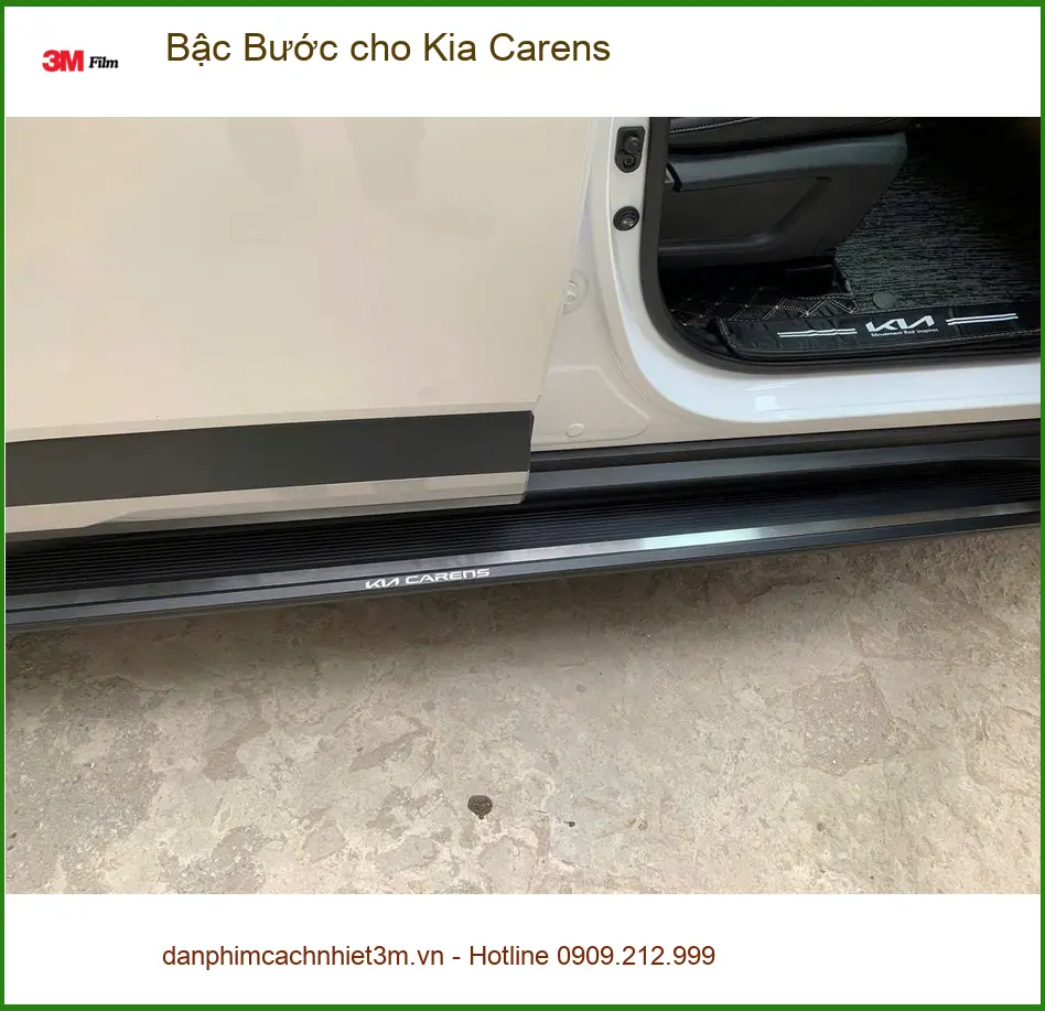 Anh Tuấn Anh lắp bậc bước cho Kia Carens tại Quận 9 tiện cho gia đình