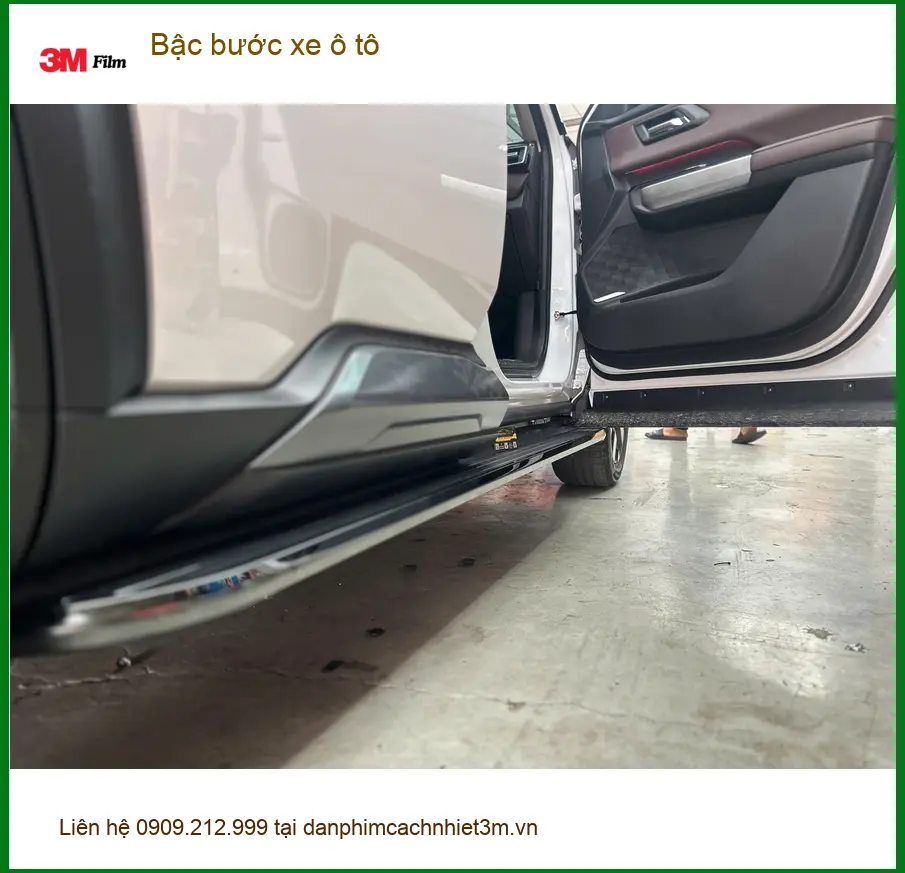 Cô Thảo lắp bậc bước xe ô tô cho Hyundai Santa Fe tại Quận 8 để lên xuống xe tiện hơn