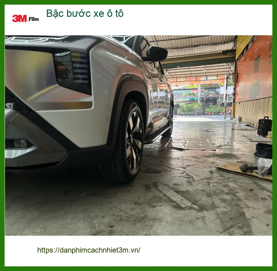 Cô Thảo lắp bậc bước xe ô tô cho Hyundai Santa Fe tại Quận 8 để lên xuống xe tiện hơn ảnh thực tế 2