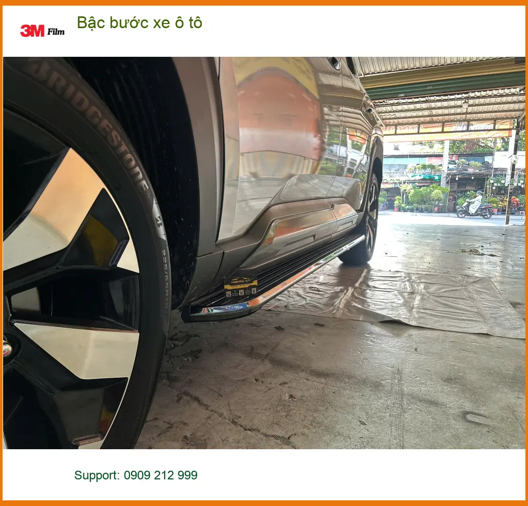 Cô Thảo lắp bậc bước xe ô tô cho Hyundai Santa Fe tại Quận 8 để lên xuống xe tiện hơn ảnh thực tế 3