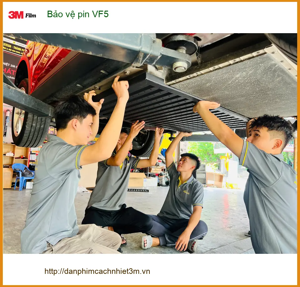 Anh Bách bảo vệ pin VF5 tại Quận 2 giúp xe luôn hoạt động ổn định và bền bỉ ảnh thực tế 3