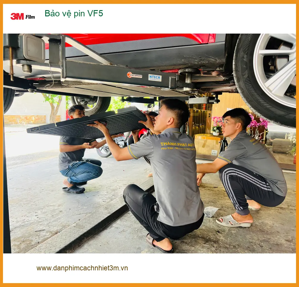 Chị Thảo bảo vệ pin VinFast VF5 tại Quận 7 trước khi đi công tác xa