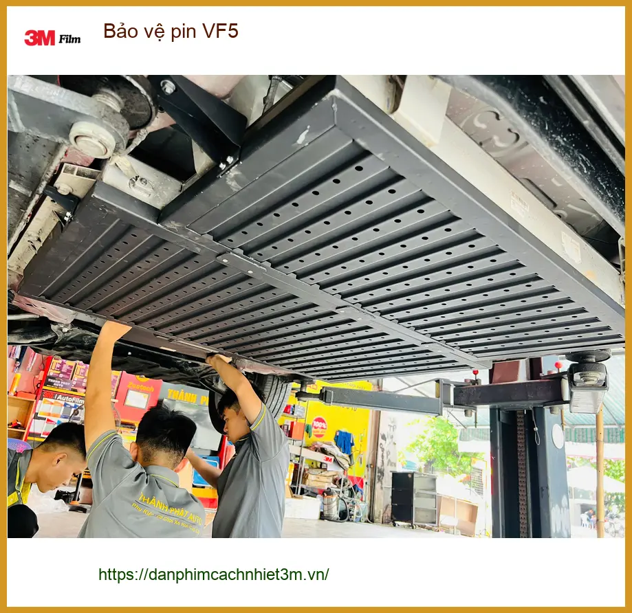 Chị Thảo bảo vệ pin VinFast VF5 tại Quận 7 trước khi đi công tác xa ảnh thực tế 2