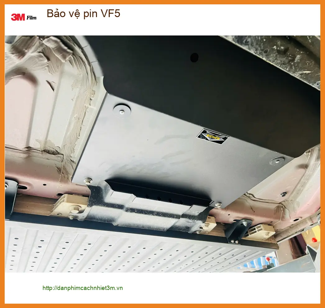 Chị Thảo bảo vệ pin VinFast VF5 tại Quận 7 trước khi đi công tác xa ảnh thực tế 3