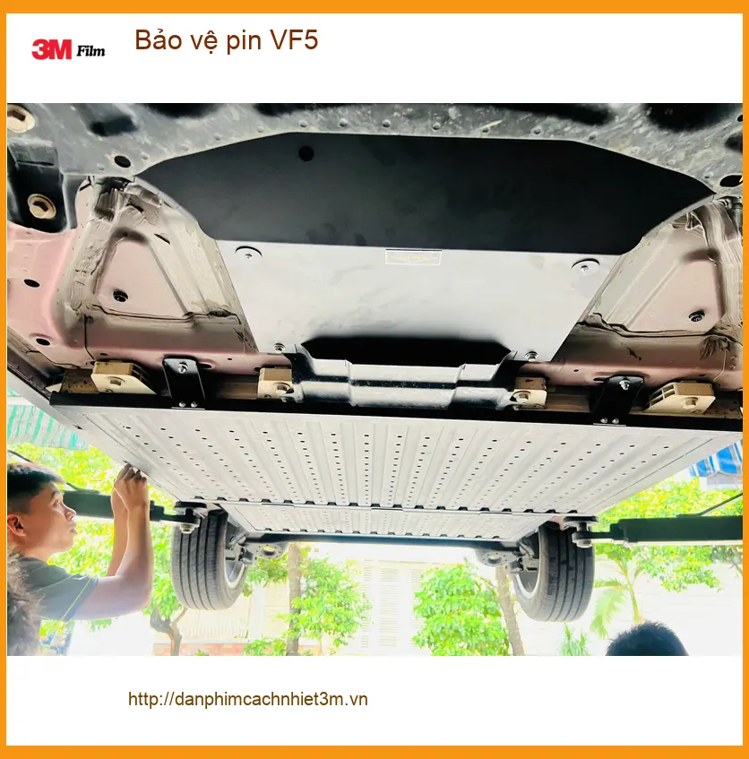 Chị Thảo bảo vệ pin VinFast VF5 tại Quận 7 trước khi đi công tác xa ảnh thực tế 5