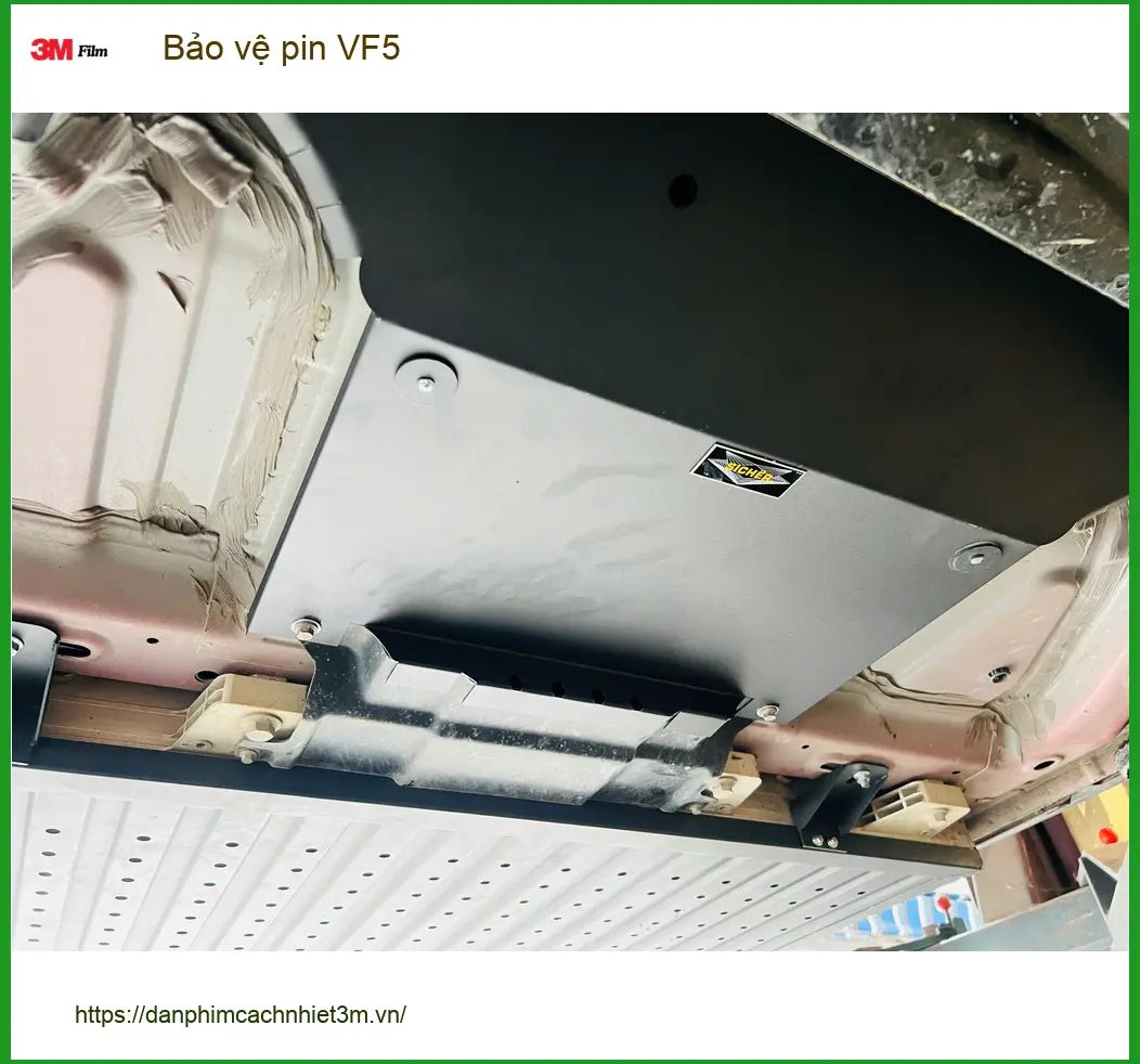 Chị Thùy Trang bảo vệ pin VinFast VF5 tại Gò Vấp tránh chai pin do sạc không đúng cách