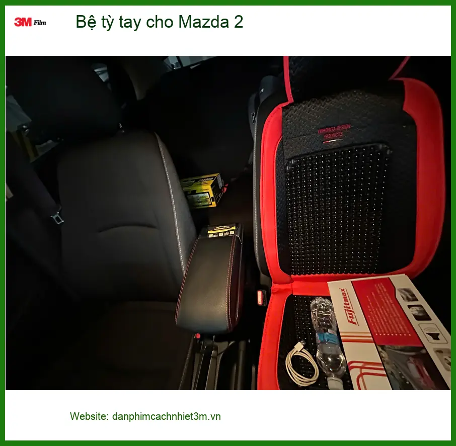 Chị Thảo lắp bệ tỳ tay cho Mazda 2 tại Quận 5 để thêm tiện ích