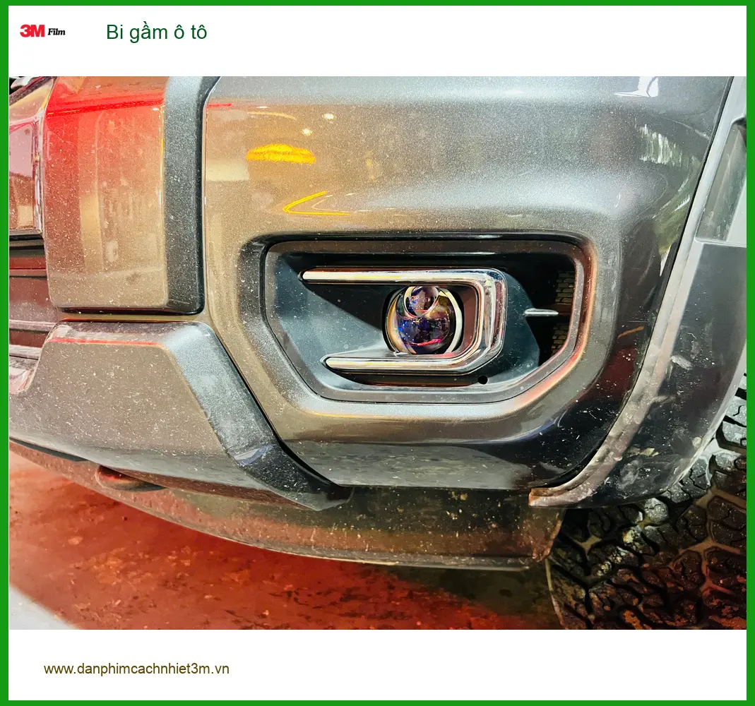 Chú Thắng lắp bi gầm ô tô cho Hyundai Creta tại Bình Chánh vì đèn zin mờ.
