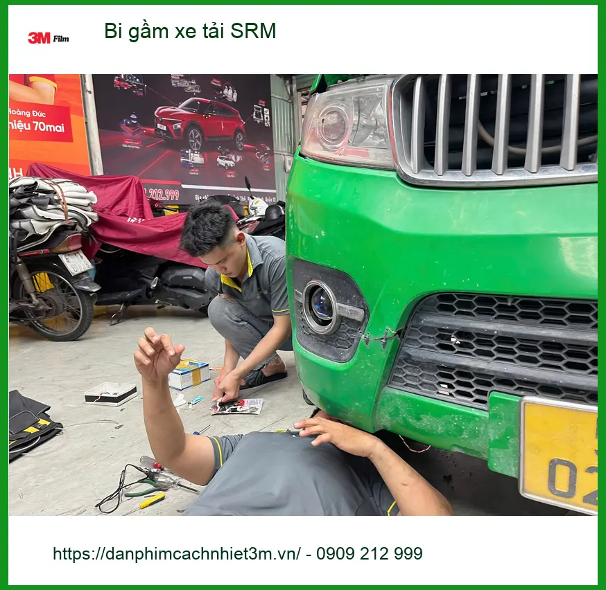 Chú Minh lắp bi gầm xe tải SRM cho Hino Dutro tại Quận 5 vì đèn zin không đủ sáng. ảnh thực tế 2