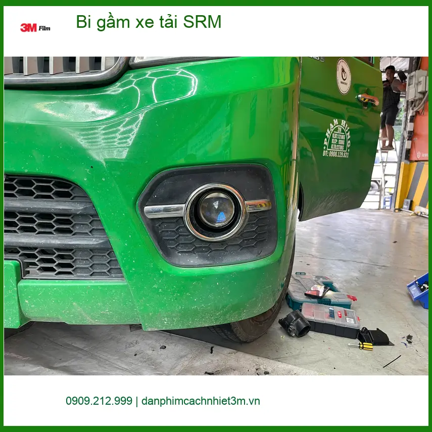 Chú Minh lắp bi gầm xe tải SRM cho Hino Dutro tại Quận 5 vì đèn zin không đủ sáng. ảnh thực tế 3