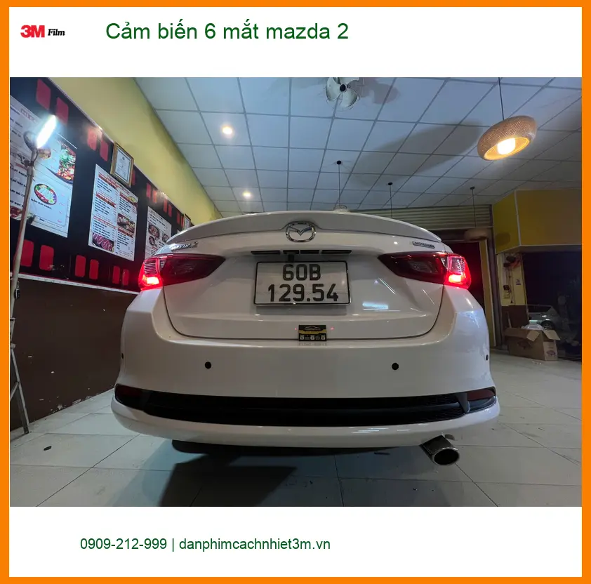 Anh Long lắp cảm biến 6 mắt Mazda 2 tại Hóc Môn để đỗ xe an toàn hơn