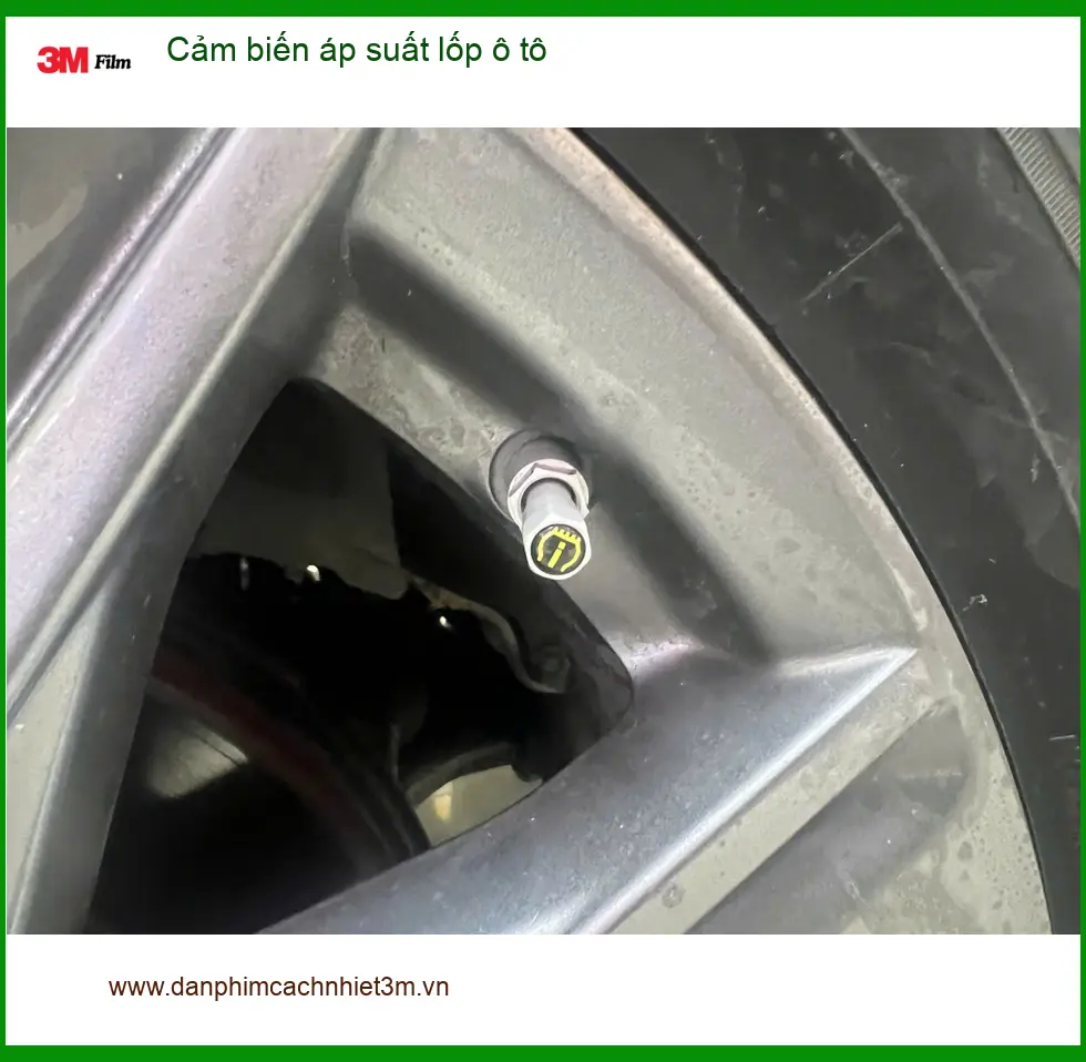 Anh Vĩnh An lắp cảm biến áp suất lốp cho Kia Seltos tại Quận Tân Bình