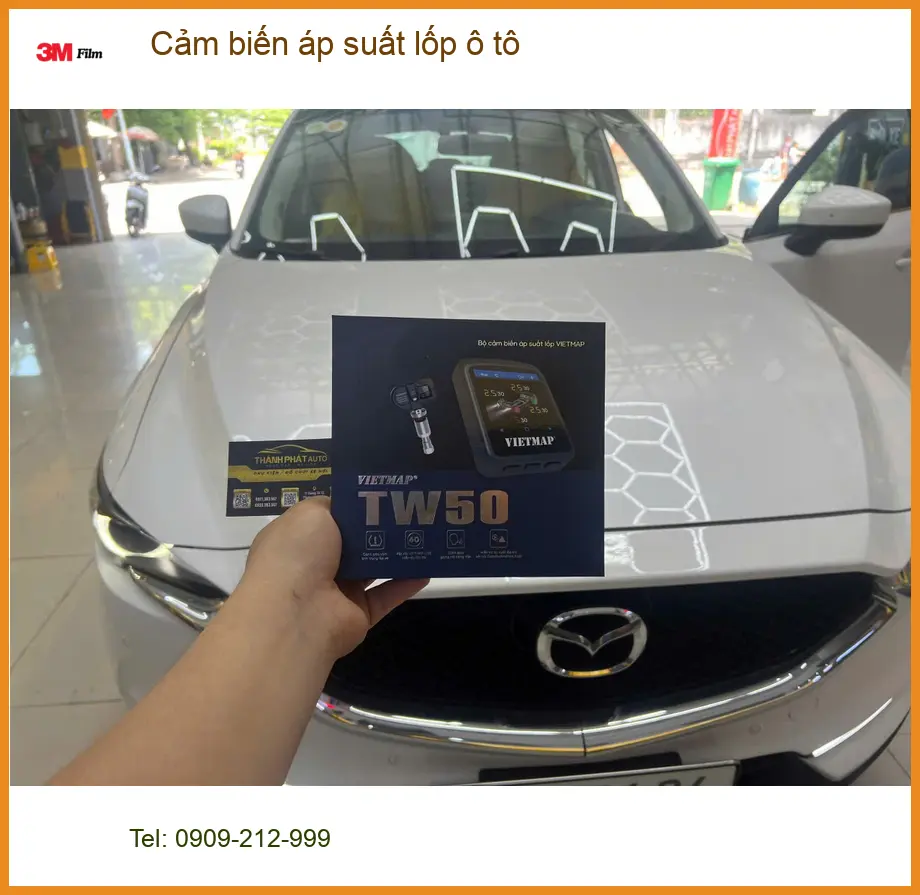 Anh Khoa gắn cảm biến áp suất lốp ô tô Toyota Camry tại Quận 12 để an toàn chuyến đi