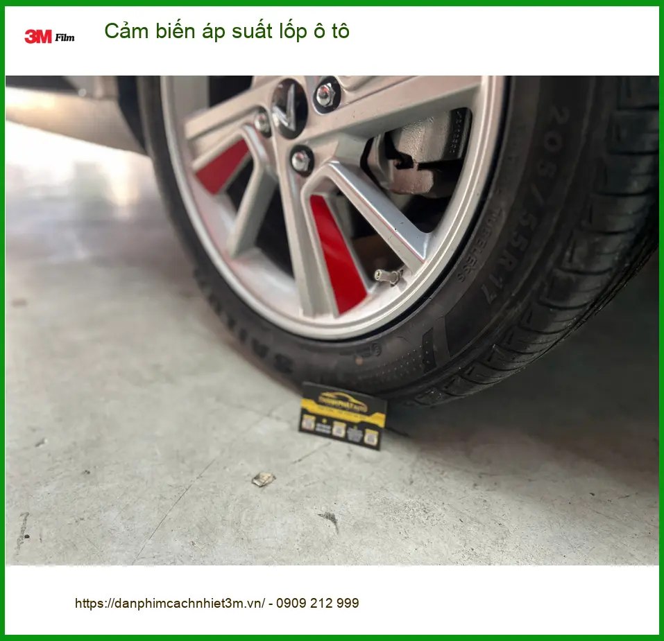 Chú Minh lắp cảm biến áp suất lốp Honda HR-V tại Quận 9 kiểm soát lốp
