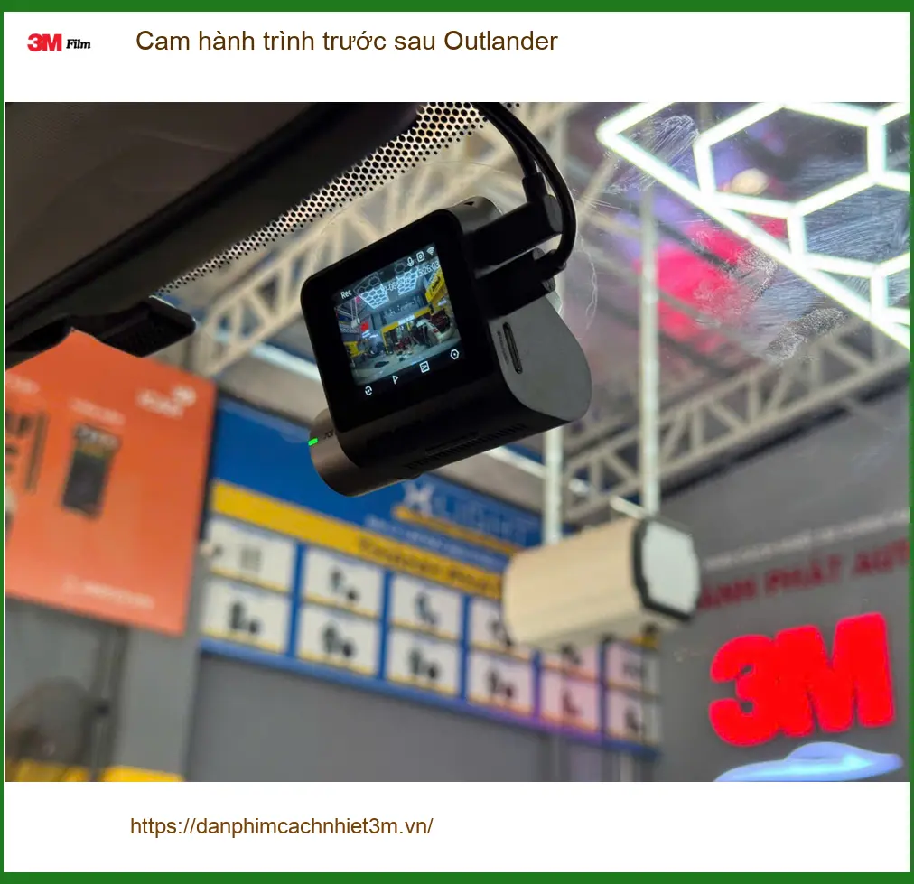 Chị Thảo lắp cam hành trình trước sau Outlander sau khi bị va quẹt nhẹ ở Quận 10
