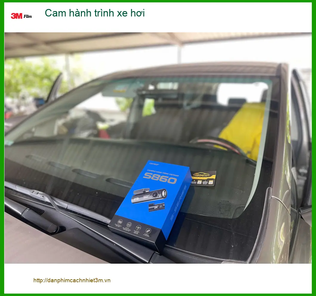 Chị Thảo lắp cam hành trình xe hơi cho Toyota Corolla Cross ở Quận 2