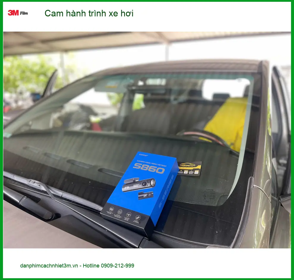 Cô Thúy lắp cam hành trình cho Kia Seltos ở Quận Tân Phú để tăng an toàn