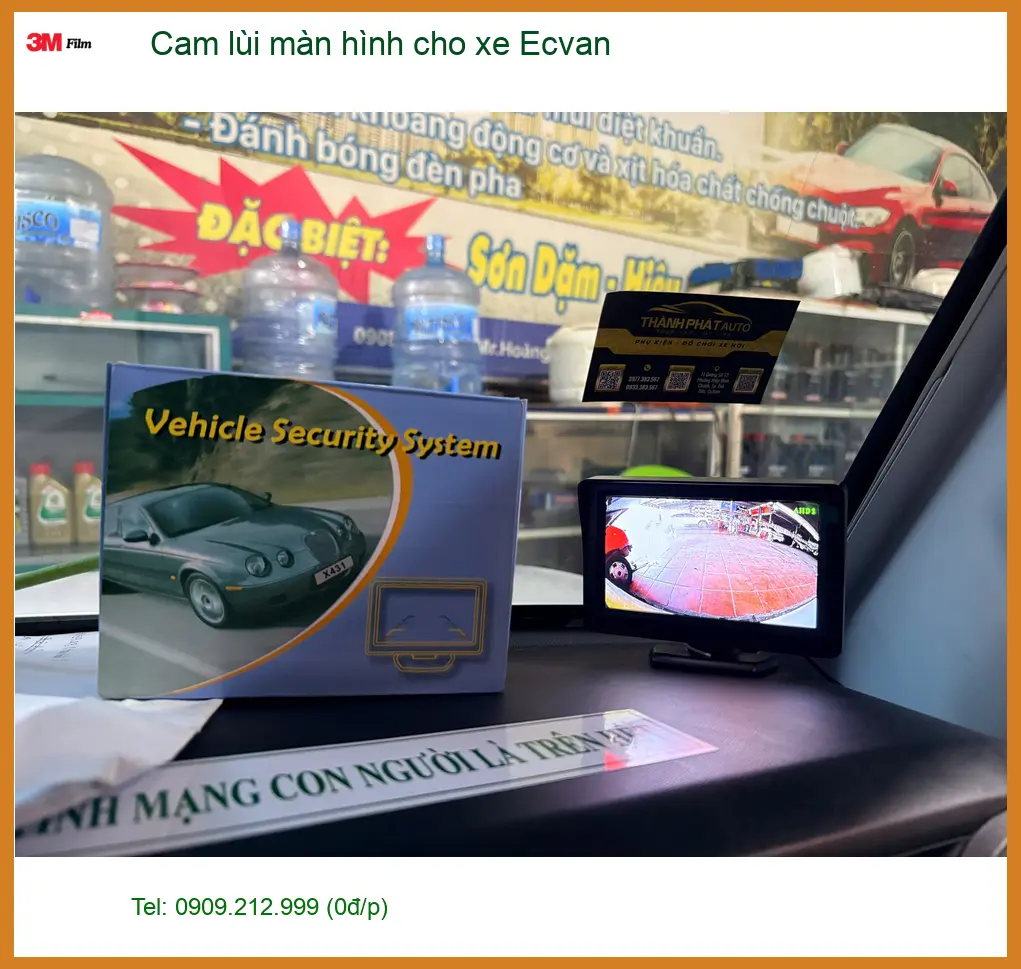 Chị Lan Anh lắp cam lùi màn hình cho xe Ecvan tại Quận 12 để lùi xe tiện lợi