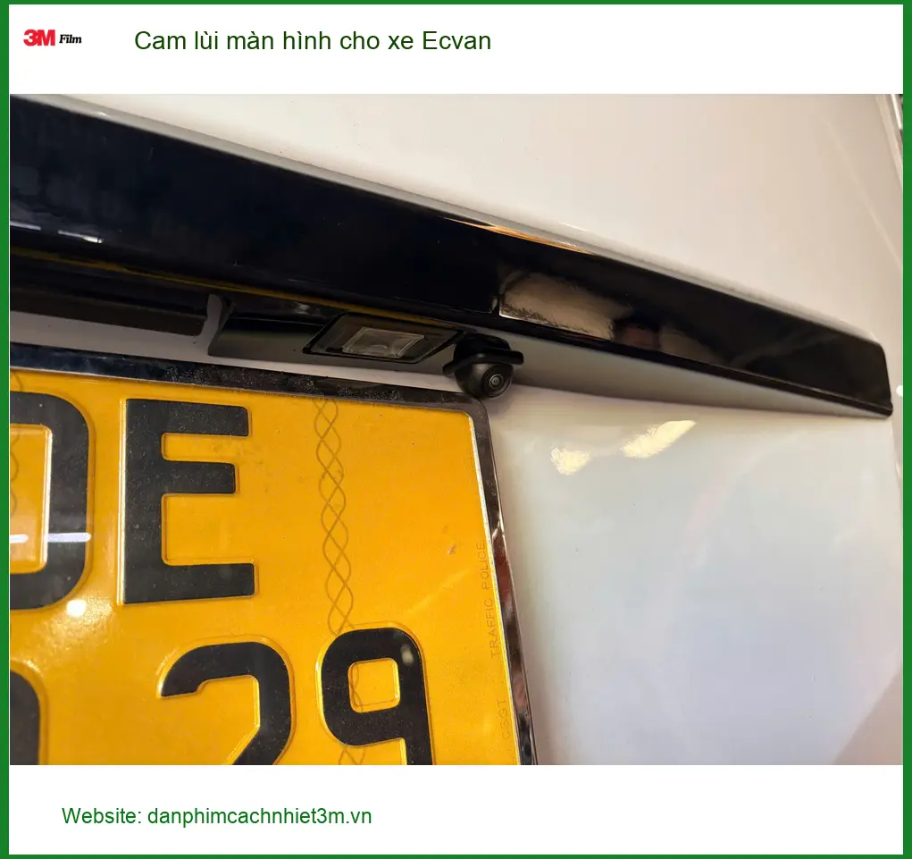 Chị Lan Anh lắp cam lùi màn hình cho xe Ecvan tại Quận 12 để lùi xe tiện lợi ảnh thực tế 2