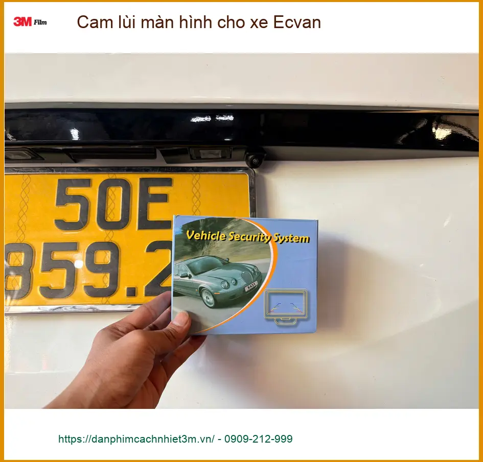 Chị Lan Anh lắp cam lùi màn hình cho xe Ecvan tại Quận 12 để lùi xe tiện lợi ảnh thực tế 3