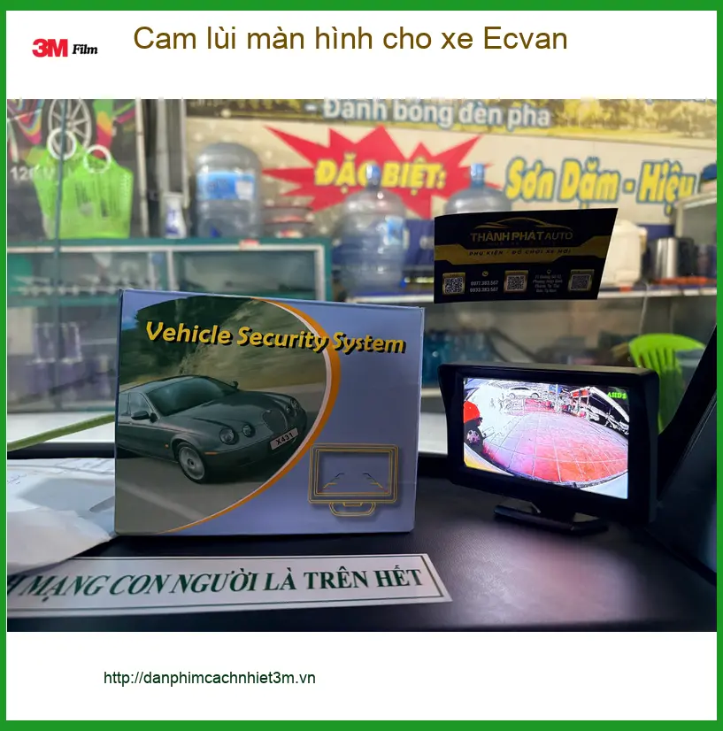 Anh Minh lắp cam lùi màn hình cho xe Ecvan tại Tân Phú để lùi xe an toàn hơn