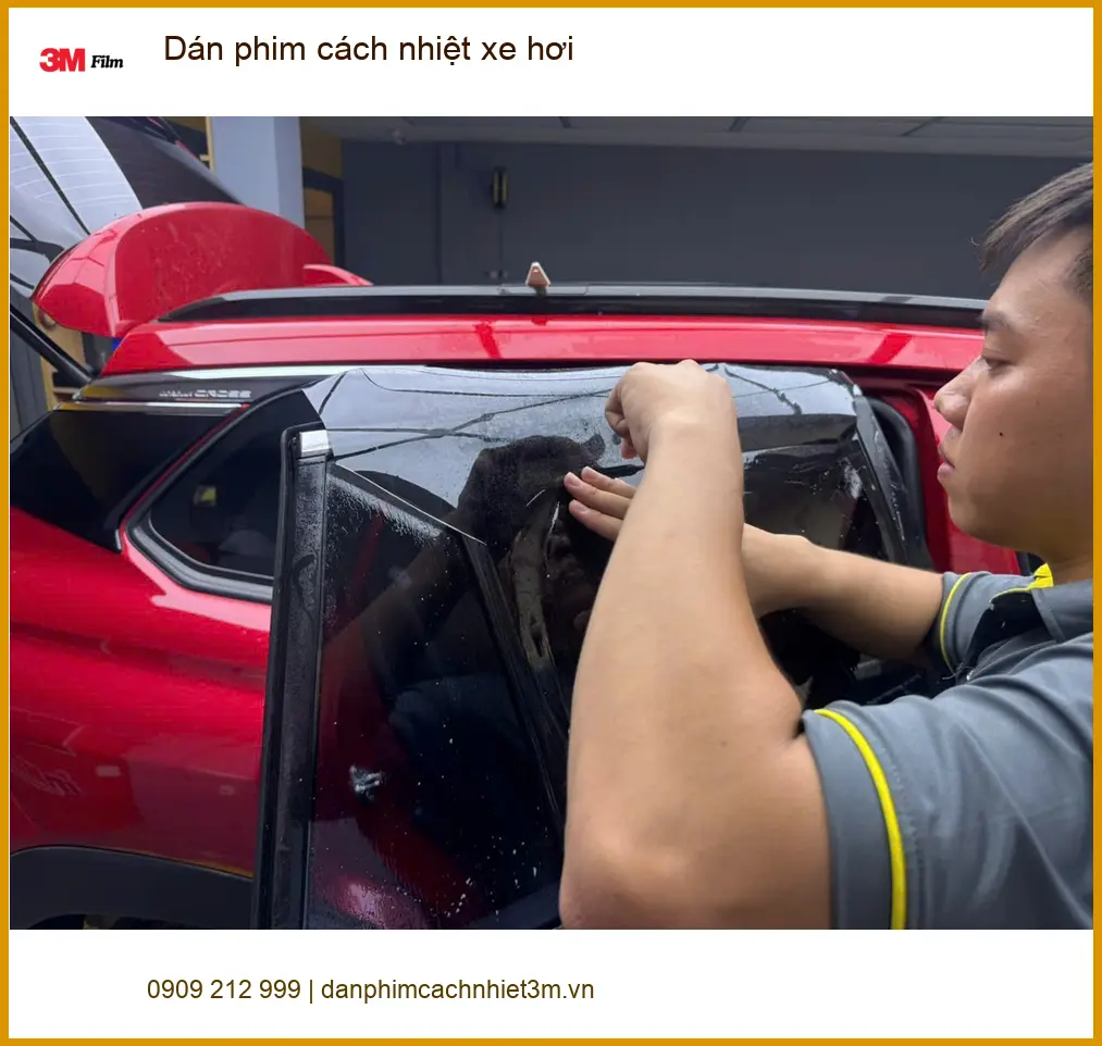Anh Tấn dán phim cách nhiệt Honda HR-V tại Hóc Môn chống nóng