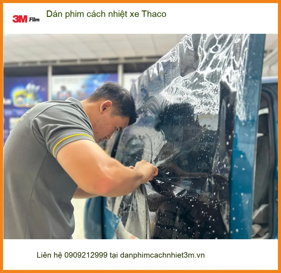 Anh Quang dán phim cách nhiệt xe Thaco Towner V2 tại Quận 2 để giảm nóng bức mùa hè ảnh thực tế 3
