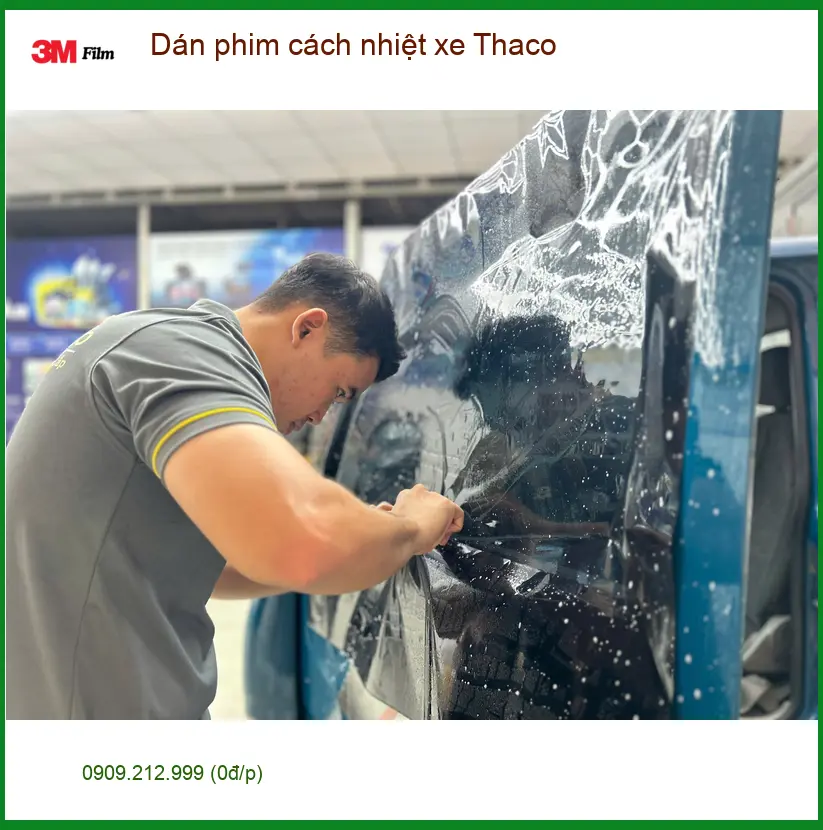 Chị Phương dán phim cách nhiệt xe Thaco Towner tại Quận Thủ Đức để bảo vệ nội thất