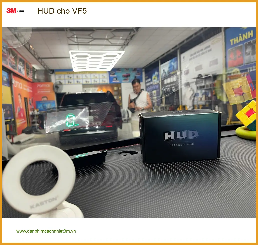 Chú Quang lắp HUD cho VinFast VF5 tại Quận Bình Tân để theo dõi thông tin tốc độ tiện lợi hơn