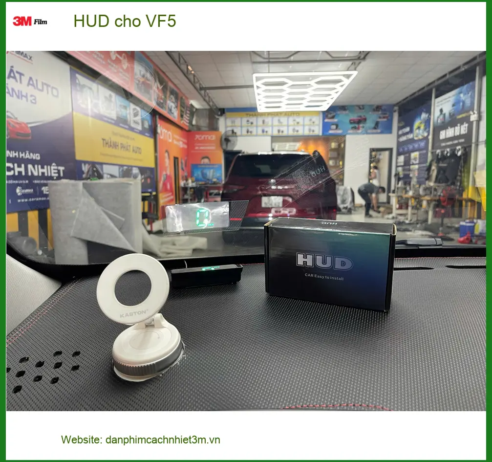 Chú Quang lắp HUD cho VinFast VF5 tại Quận Bình Tân để theo dõi thông tin tốc độ tiện lợi hơn ảnh thực tế 2