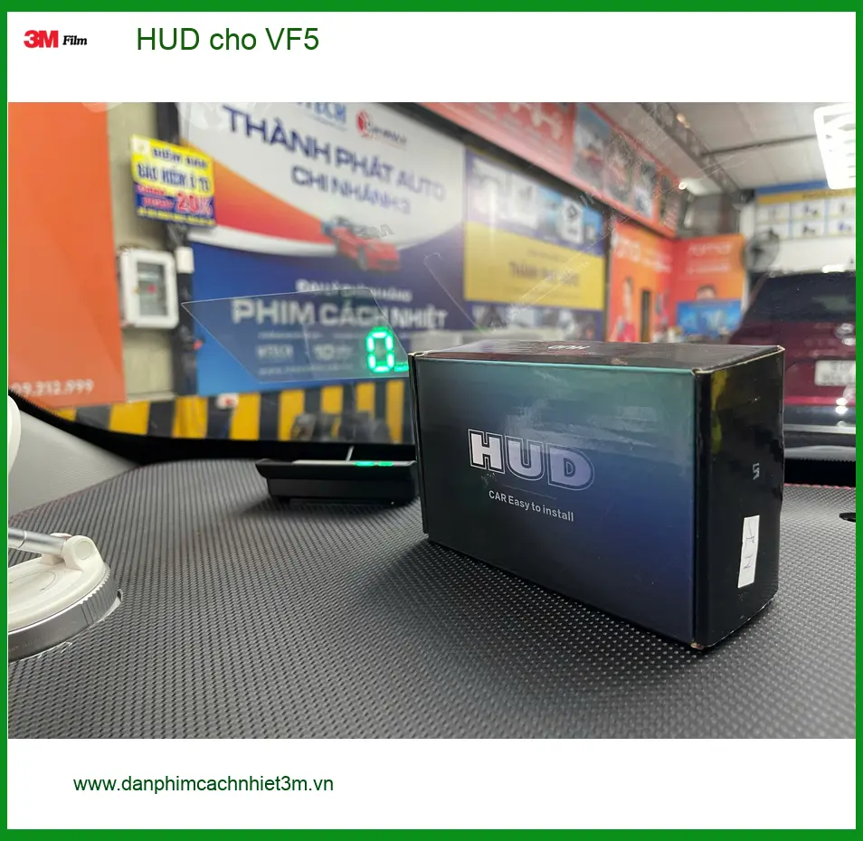 Chú Quang lắp HUD cho VinFast VF5 tại Quận Bình Tân để theo dõi thông tin tốc độ tiện lợi hơn ảnh thực tế 3