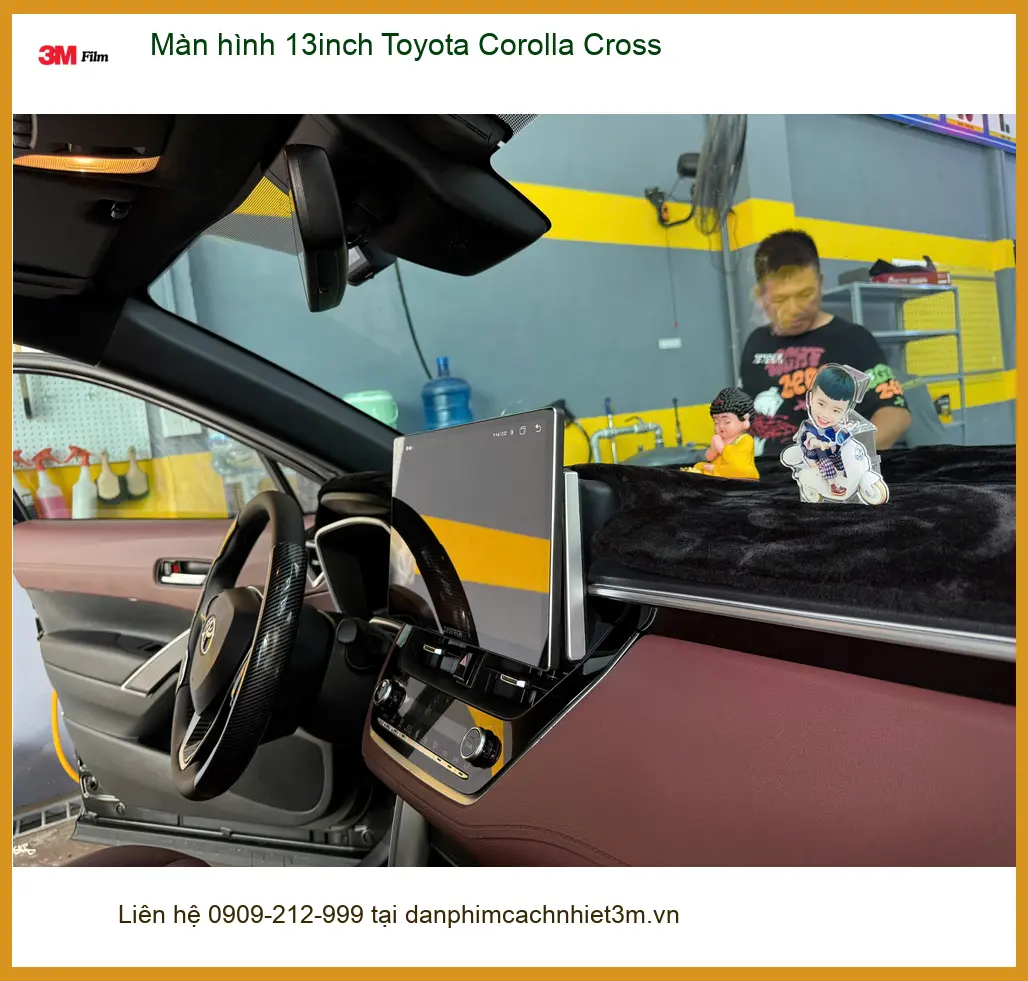 Anh Long lắp màn hình 13inch Toyota Corolla Cross Quận 4 vì màn zin nhỏ. ảnh thực tế 3