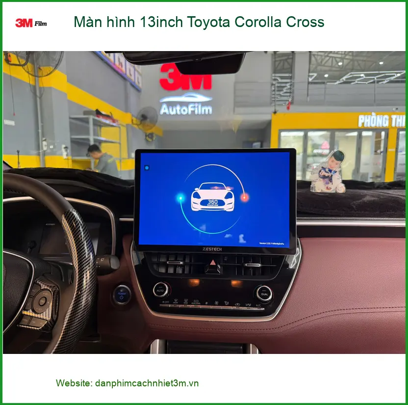 Chị Mai lắp màn hình 13inch Toyota Corolla Cross tại Quận Bình Tân xem YouTube ảnh thực tế 2