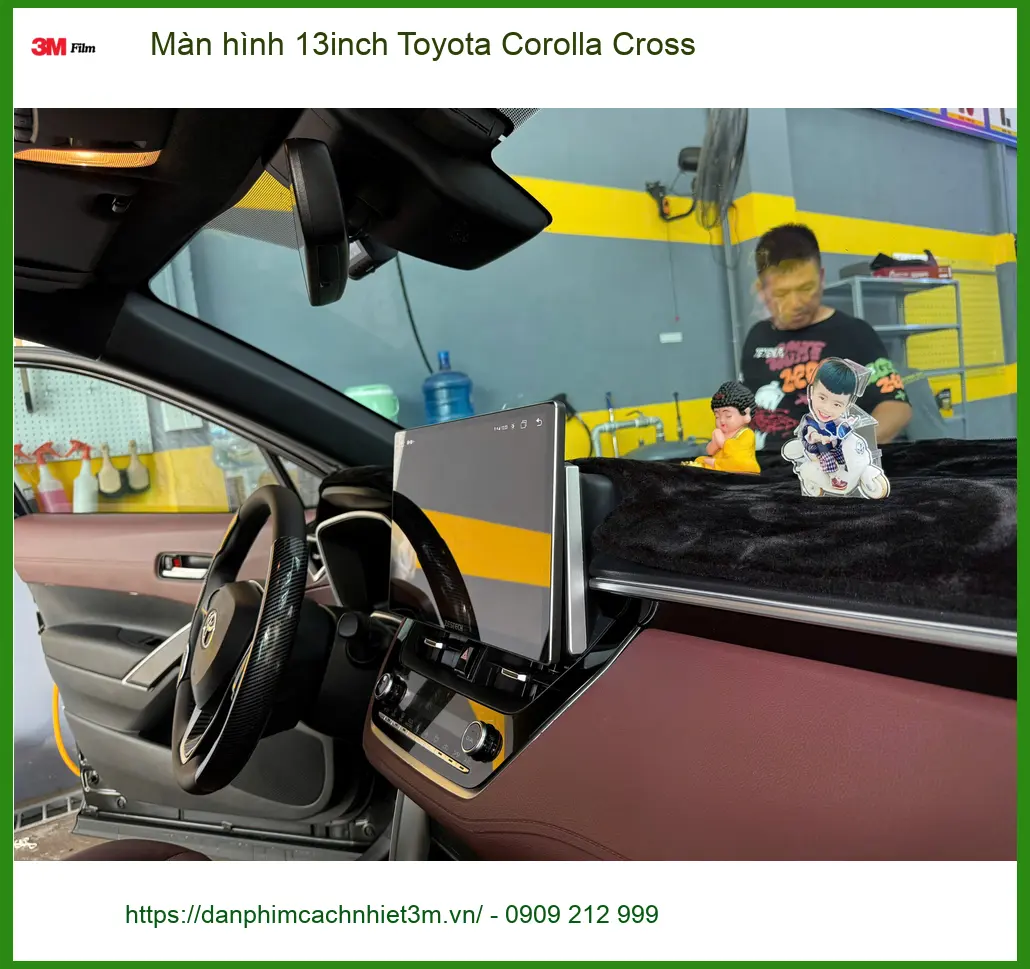 Chị Mai lắp màn hình 13inch Toyota Corolla Cross tại Quận Bình Tân xem YouTube ảnh thực tế 3