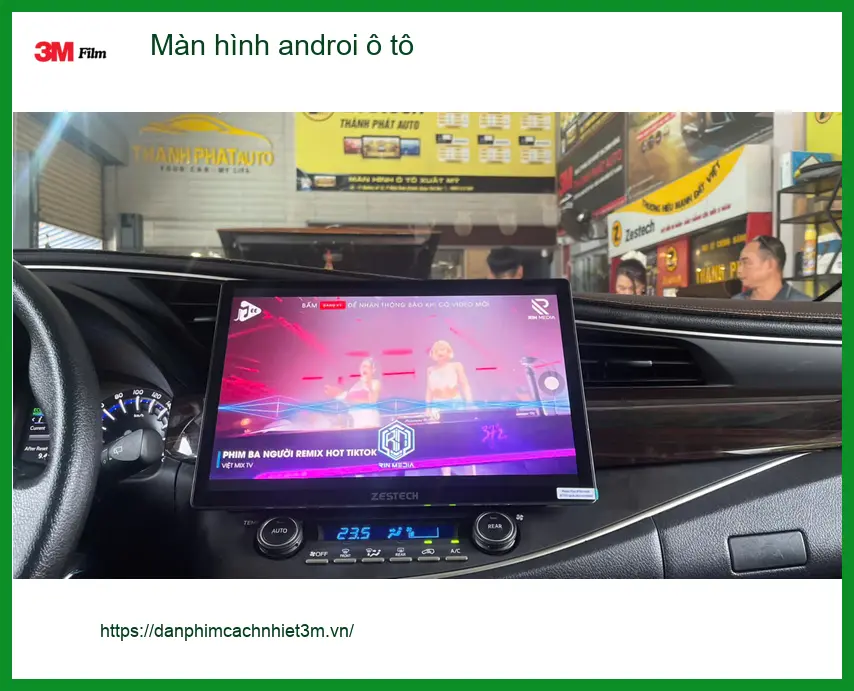 Chị Thùy lắp màn hình Android ô tô Ford Everest tại Quận 10 để nâng cấp trải nghiệm giải trí