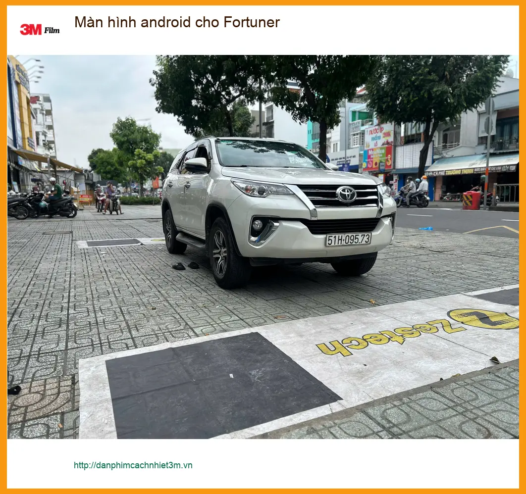 Chú Khang lắp màn hình Android cho Fortuner ở Quận 1 để tiện đường đi làm