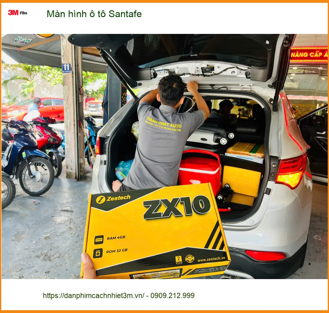 Anh Tùng lắp màn hình ô tô Santafe tại Quận 1 để trải nghiệm công nghệ mới