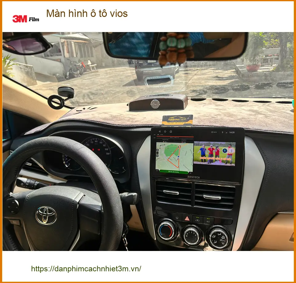 Chị Thúy lắp màn hình ô tô Toyota Vios tại Quận 12 để xem bản đồ và giải trí
